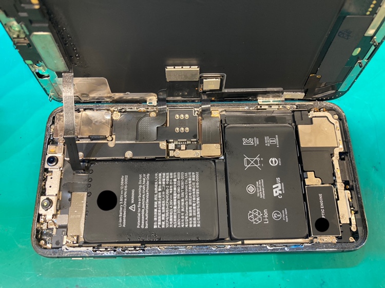 iPhoneXSMax（アイフォン）の水没復旧も即日対応しております！【スマホ修理工房新宿PePe店】