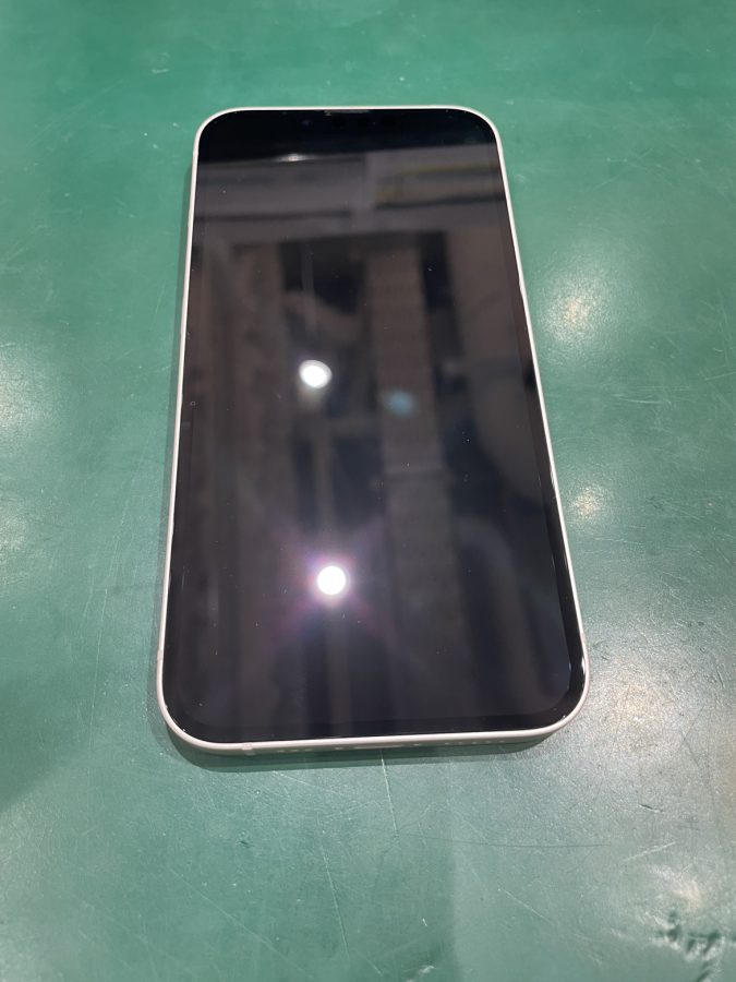 iPhone12(アイフォン)の画面が映らなくなった…そんな時「スマホ修理工房池袋P’パルコ店」へ！