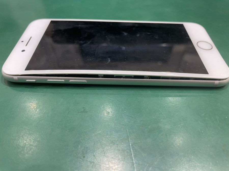 iPhone8（アイフォン8）のバッテリー膨張は、「スマホ修理工房池袋P’パルコ店」へ！