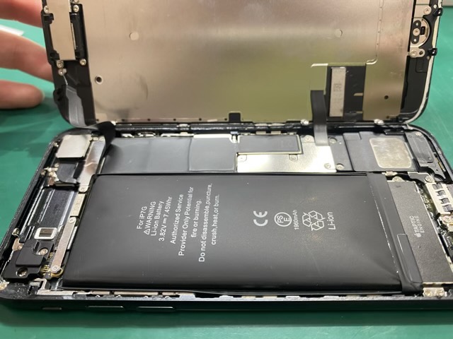 iPhone7(アイフォン)のバッテリー膨張でお困りでしたら「スマホ修理工房池袋P’パルコ店」にご相談ください！
