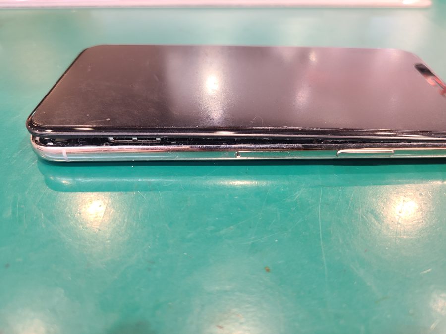 iPhoneX(アイフォン)が膨らんでしまった！そんな時はスマホ修理工房ペリエ千葉店へお持ち込みください！！