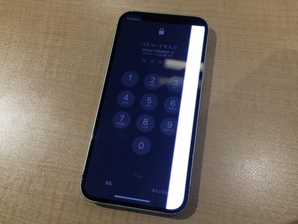 iPhone12（アイフォン）の液晶画面に白い光が…！？それ、スマホ修理工房渋谷店で直せます！