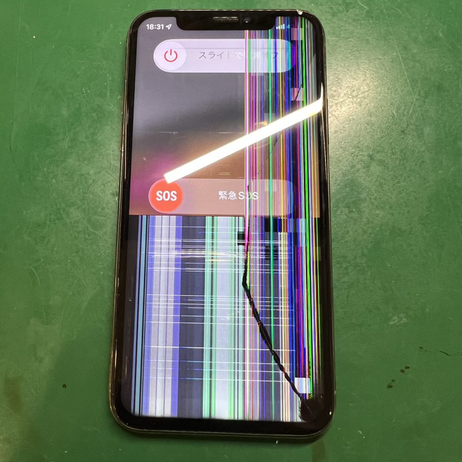 画面下半分が映らなくなったiPhoneXS（アイフォン）の修理を行いました！画面の修理ならスマホ修理工房なんばウォーク店！