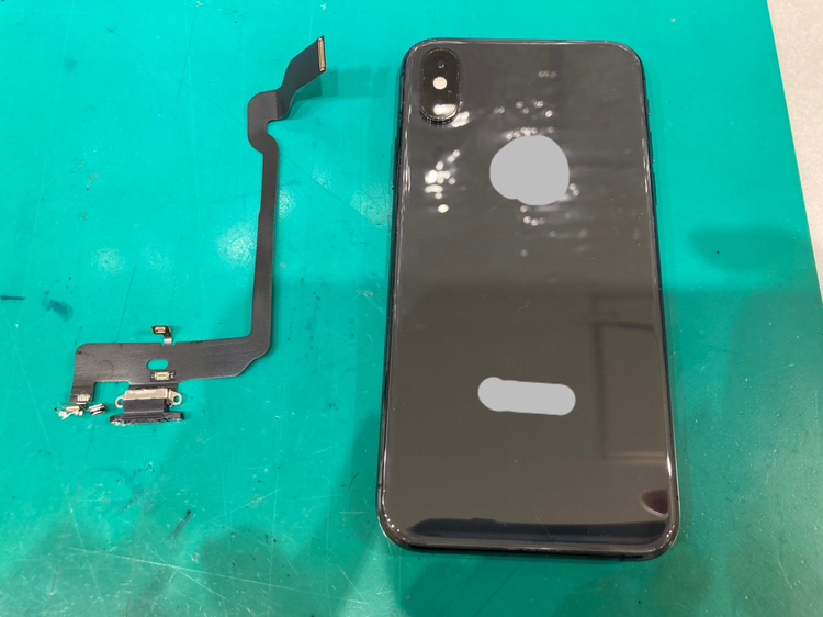 iPhoneXS(アイフォン)が充電出来なくなってしまったら、スマホ修理工房新宿PePe店で解決✨