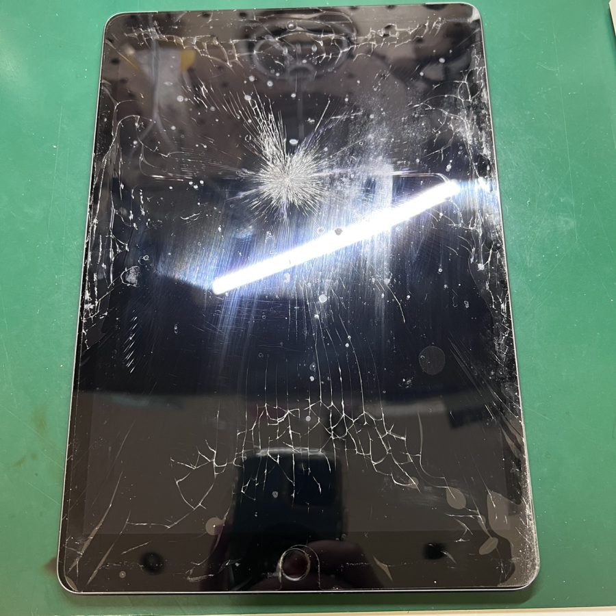 落下で画面がバキバキになったiPad 第7世代（アイパッド）の画面修理をおこないました！