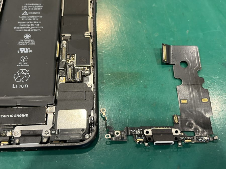 iPhone8(アイフォン)の充電がしづらくなった… スマホ修理工房ペリエ千葉店で直せます!