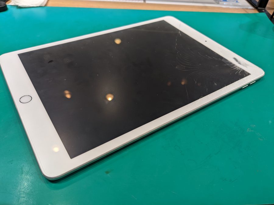 iPad(アイパッド)の画面が割れて穴が・・・焦らずにスマホ修理工房イオンモール松本店にご来店くださいませ！