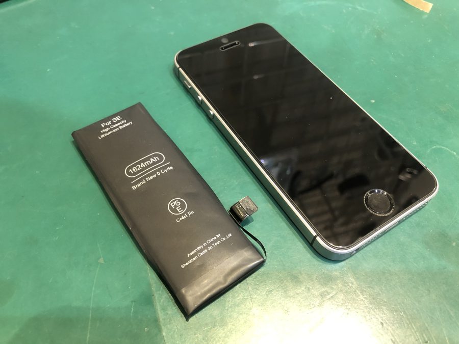 初代iPhoneSE(アイフォン)のバッテリー膨張⁉困ったときはスマホ修理工房西大島店へ