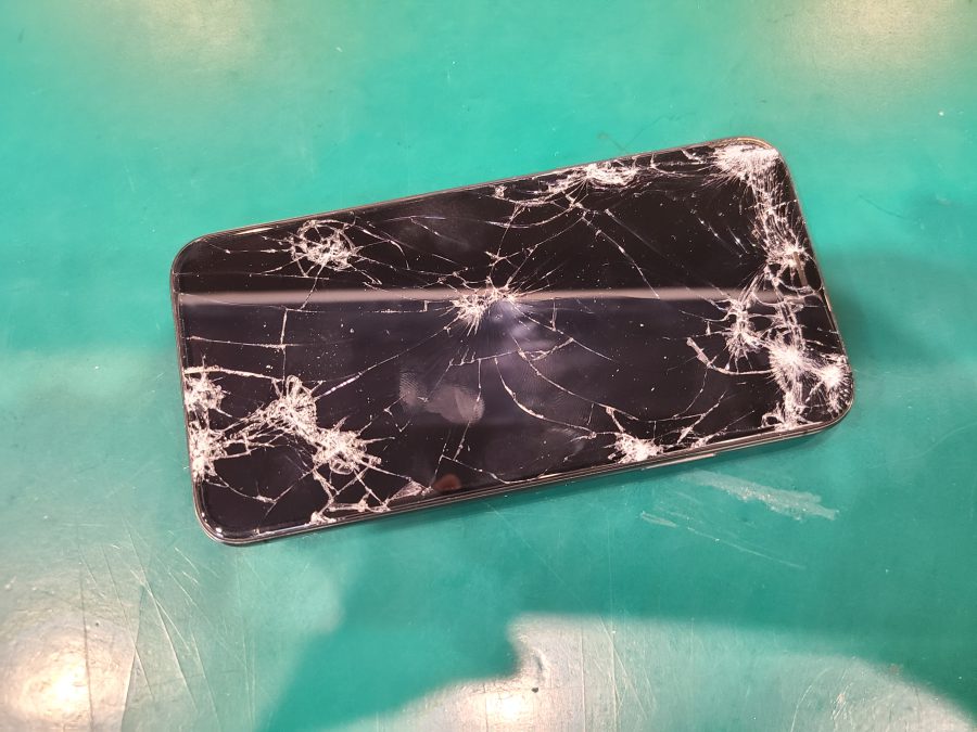 画面がバリバリのiPhoneXS(アイフォン)の画面交換修理はスマホ修理工房ペリエ千葉店へ!