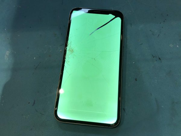 スマホ修理工房渋谷店なら、液晶画面が全面緑になってしまったiPhoneX（アイフォン）も即日で修理！