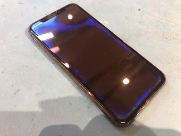 液晶画面が青黒くにじんでいる…！？そんなiPhoneX（アイフォン）もスマホ修理工房渋谷店なら直せます！