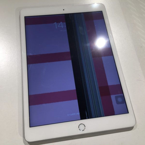 iPad8（アイパッド第8世代）の液晶画面に線が入った…！スマホ修理工房渋谷店ならiPad（アイパッド）の修理も即日対応！