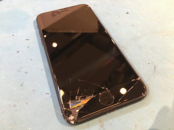 iPhone8(アイフォン)の画面が割れてしまった方、スマホ修理工房渋谷店なら即日修理が可能です！！