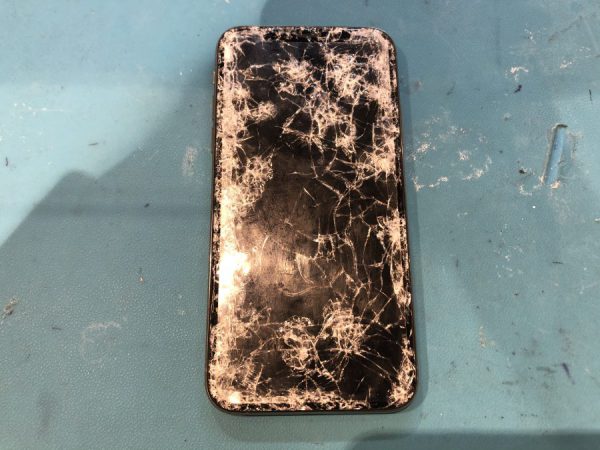 スマホ修理工房渋谷店は、車に轢かれて画面バキバキのiPhoneXS（アイフォン）を救いたい。