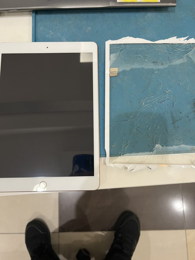 iPad7の画面が割れた！？タッチパネル、交換　即日修理いたします！【イオンモール福岡店】