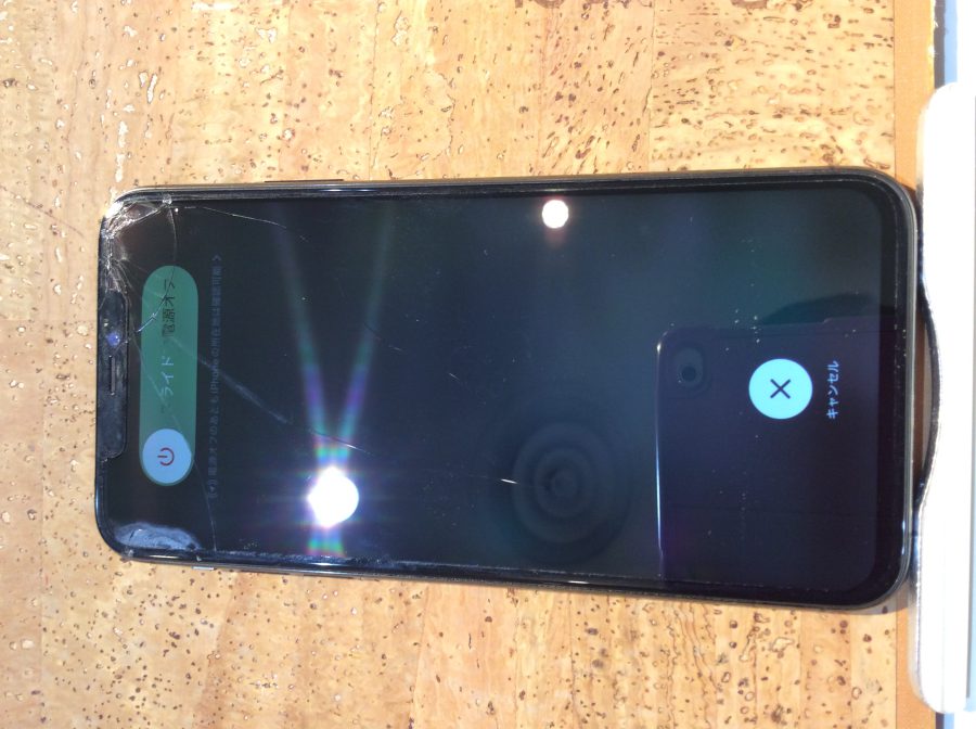 iPhone 11ProMax(アイフォン11プロマックス)軽くぶつけただけで画面が割れてしまった…(:_;)