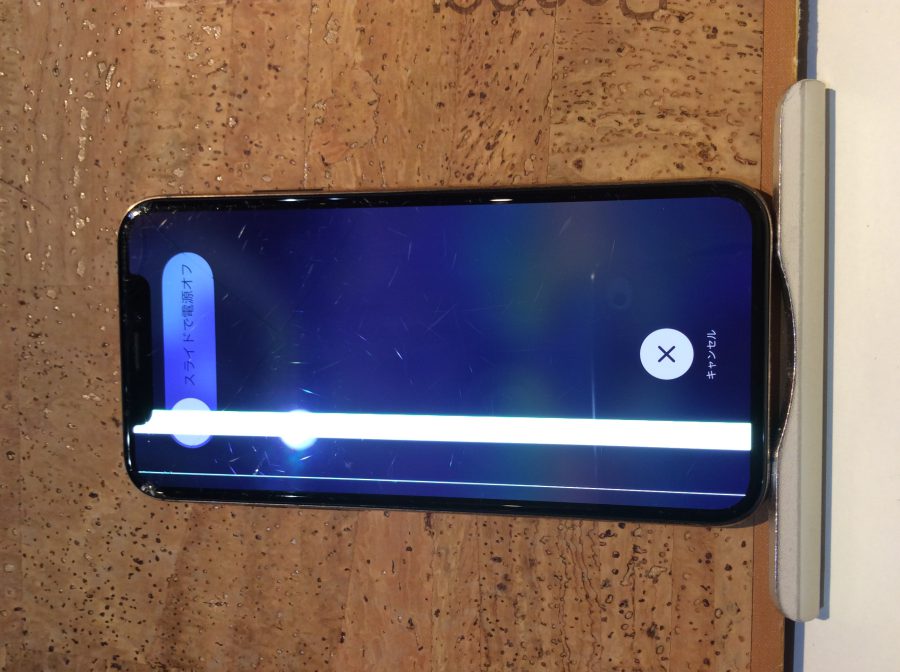 iPhone XS 表示に線が入り見えない部分が…(:_;)そんなときはスマホ修理工房 広島パルコ新館店へ！
