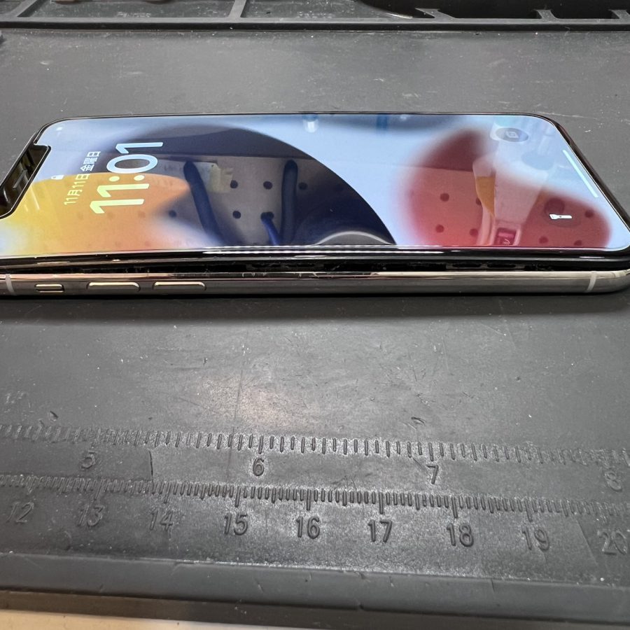 画面が浮いているiPhoneX(アイフォン)のバッテリー交換を行いました！
