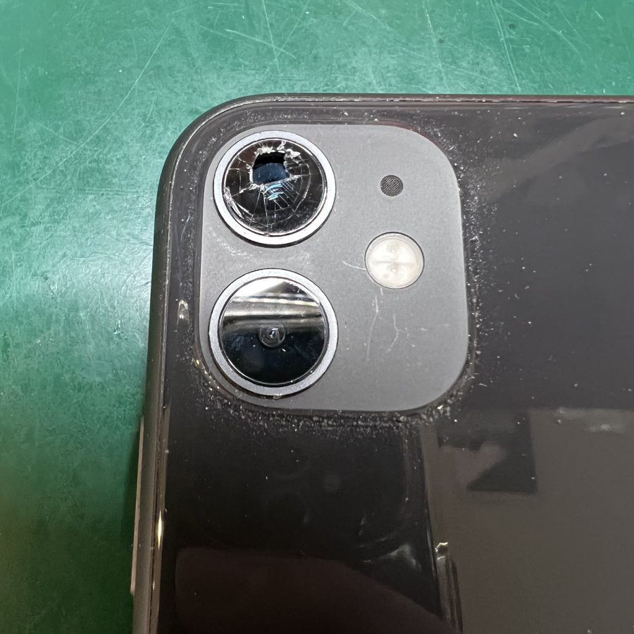 カメラレンズが割れてしまったiPhone11（アイフォン）の修理を行いました！