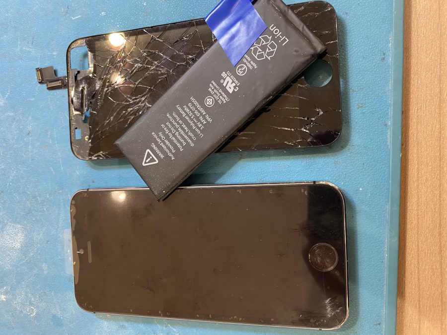 激しく割れたiPhone5s（アイフォンファイブエス）パネルとバッテリーの修理を行いました。