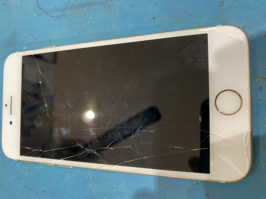 全体的なガラス割れ即日修理でiPhone7（アイフォンセブン）対応可能です。【スマホ修理工房　仙台PARCO２店】