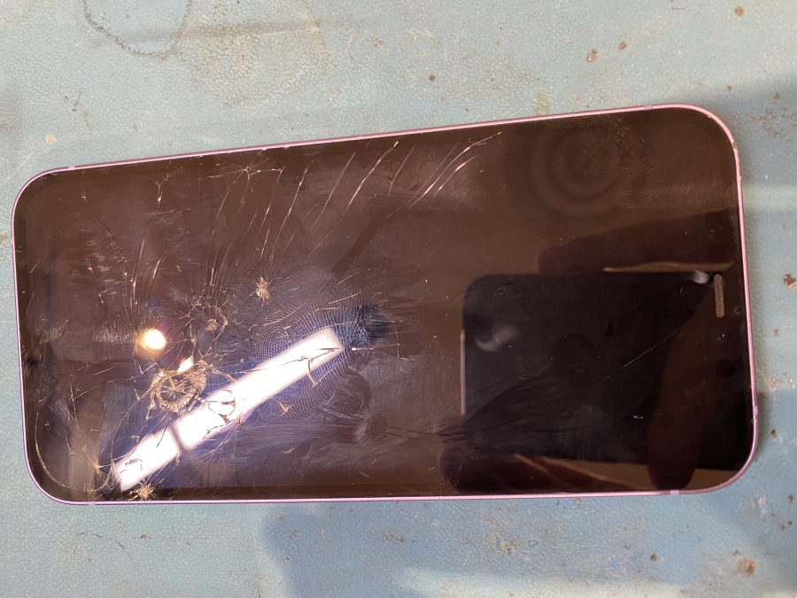 落としてしまったiPhone12（アイフォントゥエルブ）映らない液晶即日修理行いました。