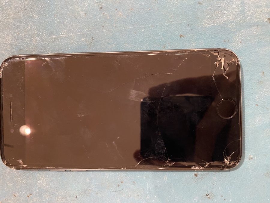 激しく画面が割れたiPhone8（アイフォンエイト）お持ち込みから即日で修理可能です!