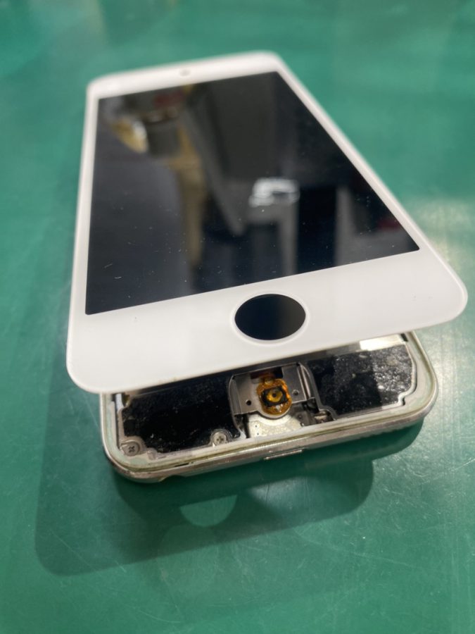 iPod touch4（アイポッド）のバッテリーが膨らんでしまった！お困りでしたら   「スマホ修理工房池袋P’パルコ店」へ！