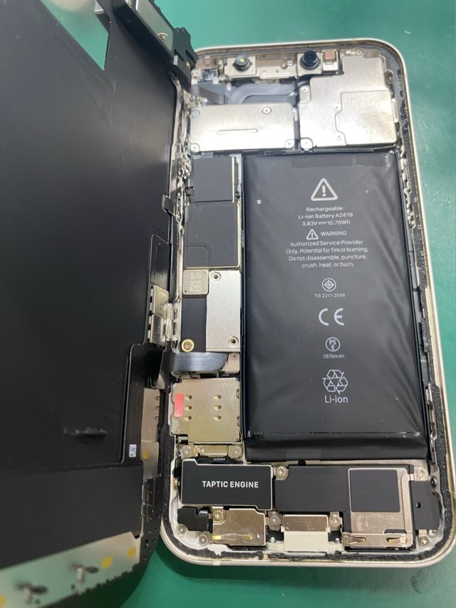 iPhone12（アイフォーン）の膨らんだバッテリーの交換は【スマホ修理工房池袋P'パルコ店】で対応いたします！