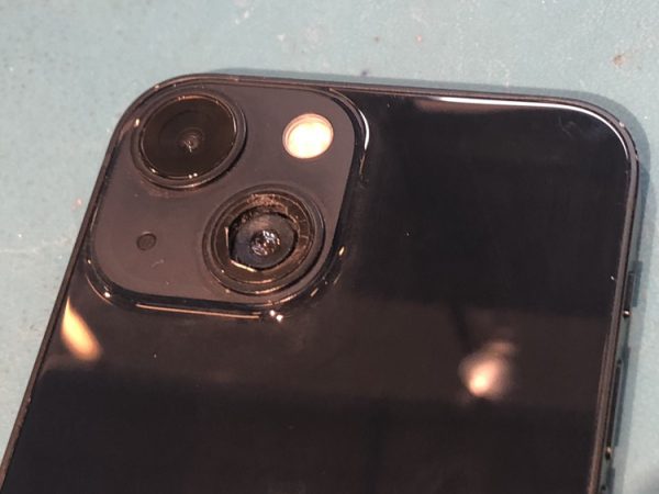 スマホ修理工房渋谷店なら、iPhone13mini（アイフォン）のアウトカメラレンズのカバーガラス割れ修理にも対応できます