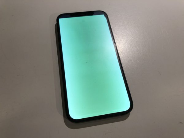 iPhone12(アイフォン)の画面が緑色に…！そんな状態でもスマホ修理工房渋谷店なら即日で直せます！