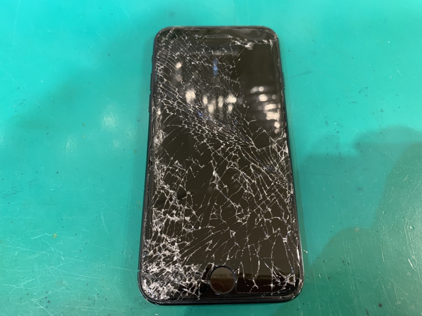 iPhoneSE第三世代（アイフォンSE3）の画面割れならスマホ修理工房新宿PePe店にお任せ下さい✨