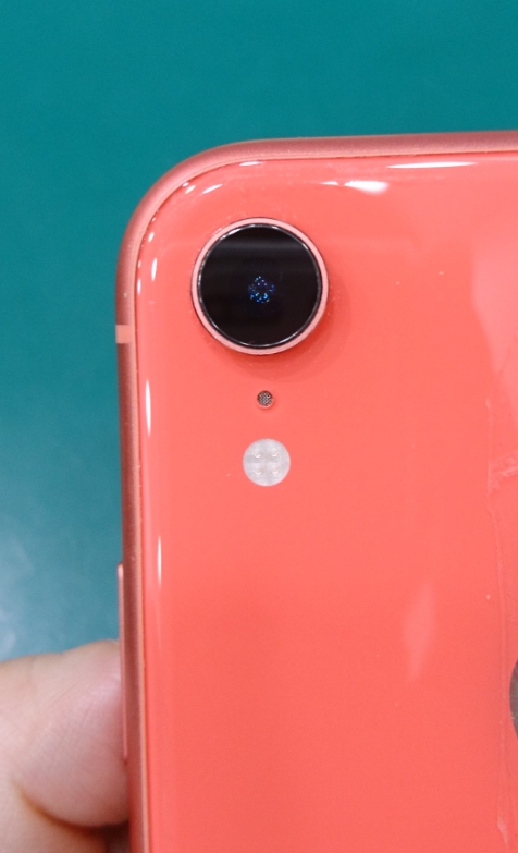 藤沢市からお越しのお客様より、落としてカメラレンズが割れてしまったiPhoneXR(アイフォンテンアール)のカメラレンズ交換修理