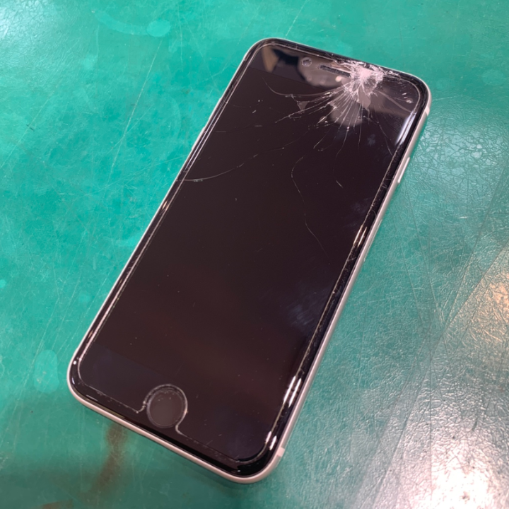 画面のひび割れ即対応！iPhoneSE2(アイフォンSE第二世代）画面交換【スマホ修理工房ココリア多摩センター店】
