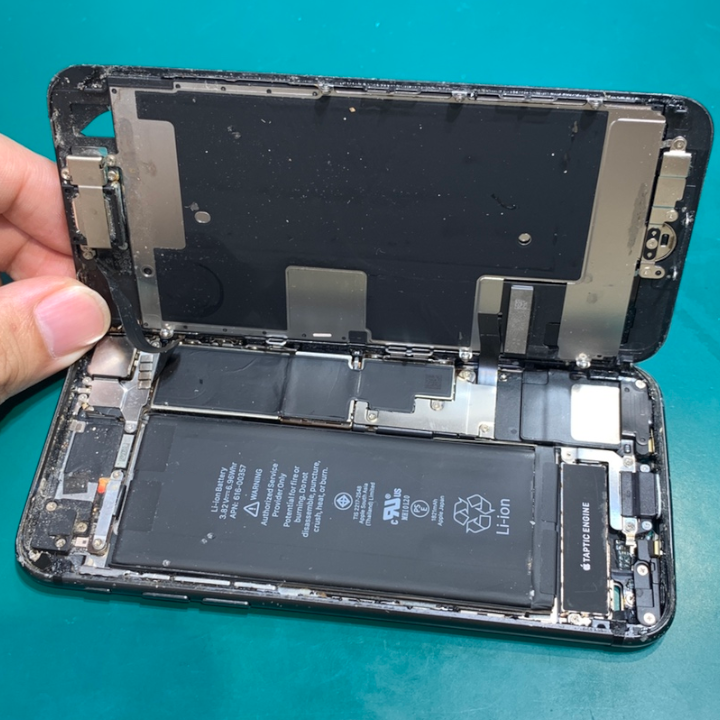 充電の不具合も修理で解消！iPhone8（アイフォン8）画面修理、充電コネクタ修理【スマホ修理工房ココリア多摩センター店】