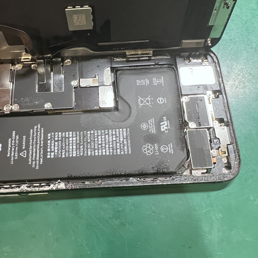 お風呂に落としてしまったiPhone11Pro（アイフォン）の水没洗浄を行いました！