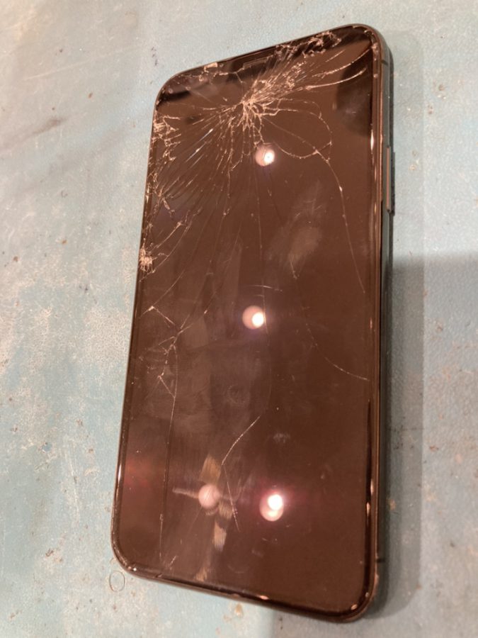 画面が割れ液晶の映りもおかしいiPhone11pro（アイフォンイレブンプロ）修理対応を行いました!