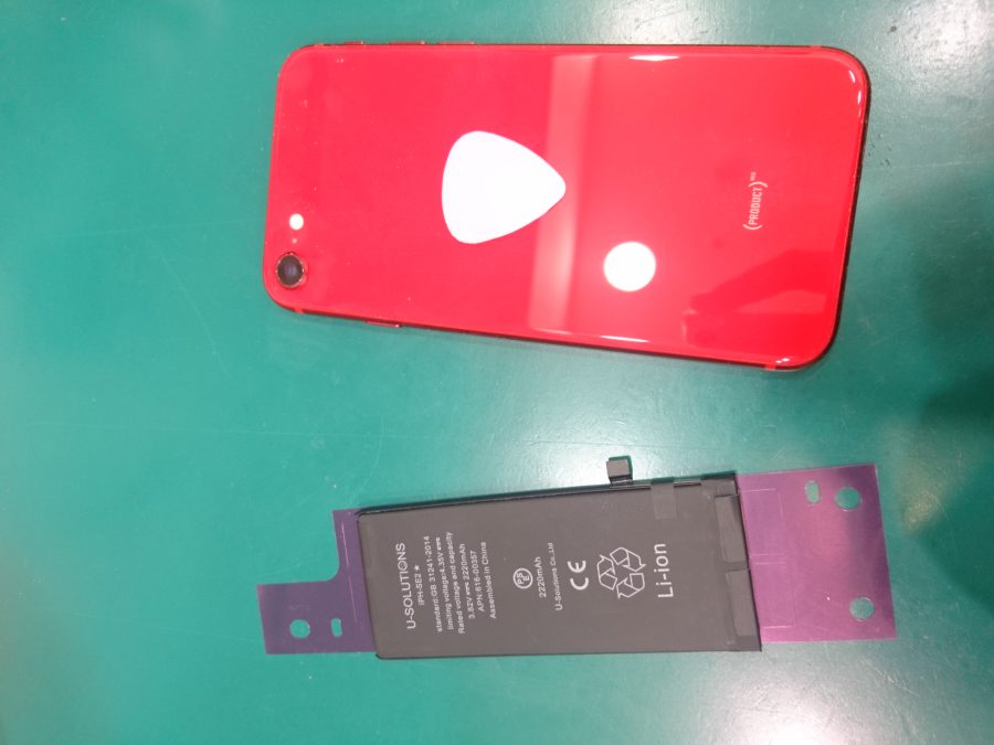 藤沢市のお客様よりバッテリーの減りが早いiPhoneSE2(アイフォンSE2)のバッテリー交換修理でお持ち込みいただきました。
