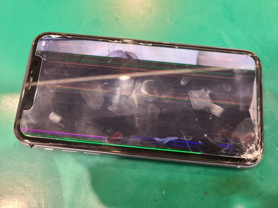 液晶バリバリのiPhone11(アイフォン)の画面交換修理はスマホ修理工房ペリエ千葉店へ!