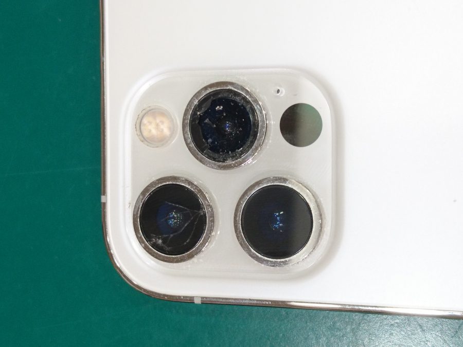 京町からお越しの、割れてしまったiPhone12Pro(アイフォン)のカメラレンズ修理　スマホ修理工房テラスモール湘南店
