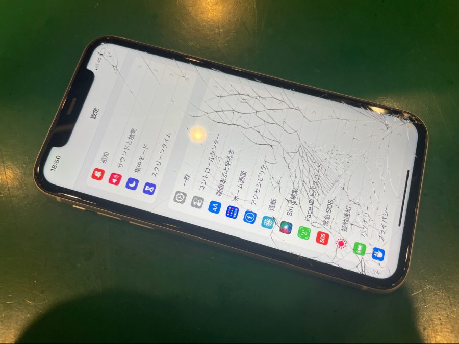画面のヒビが広がってしまったiPhone11(アイフォン)はスマホ修理工房ペリエ千葉店で即日修理！
