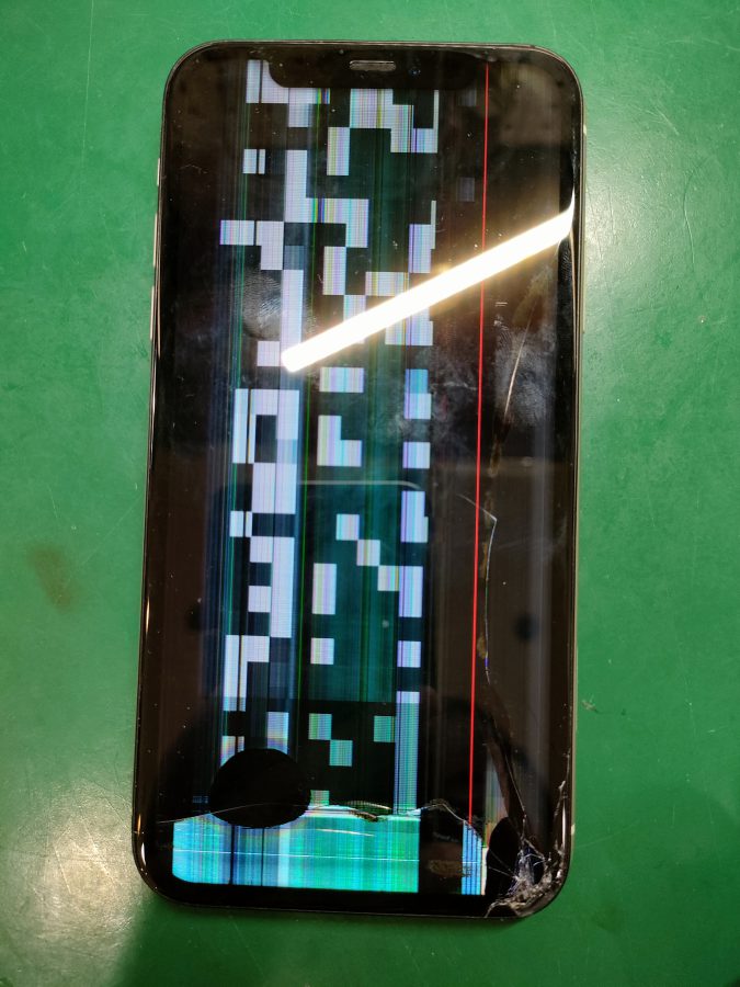 液晶破損で操作不能のiPhone 11(アイフォン)のフロントパネル交換修理を行いました！スマホ修理工房なんばウォーク店