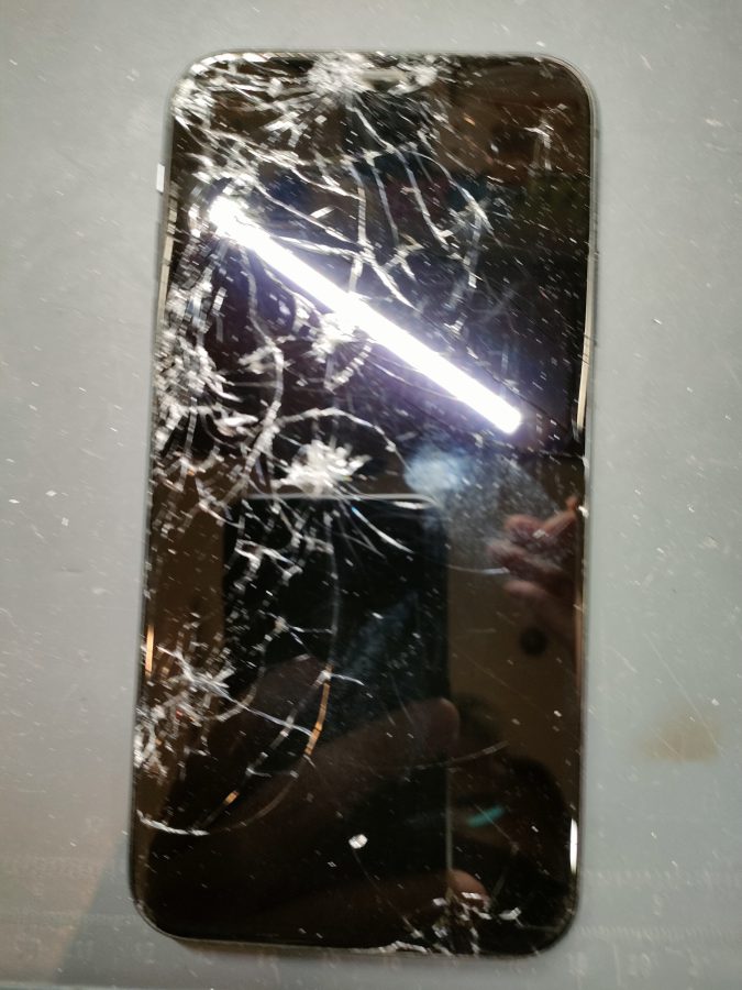 重度の破損で通常使用できないiPhone 11（アイフォン）の画面交換を行いました！スマホ修理工房なんばウォーク店