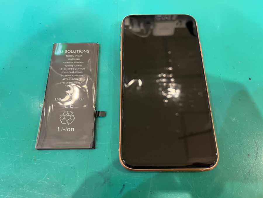 iPhoneXR（アイフォン）のバッテリーの減りが気になり始めたらスマホ修理工房新宿PePe店でサクッと交換できちゃいます