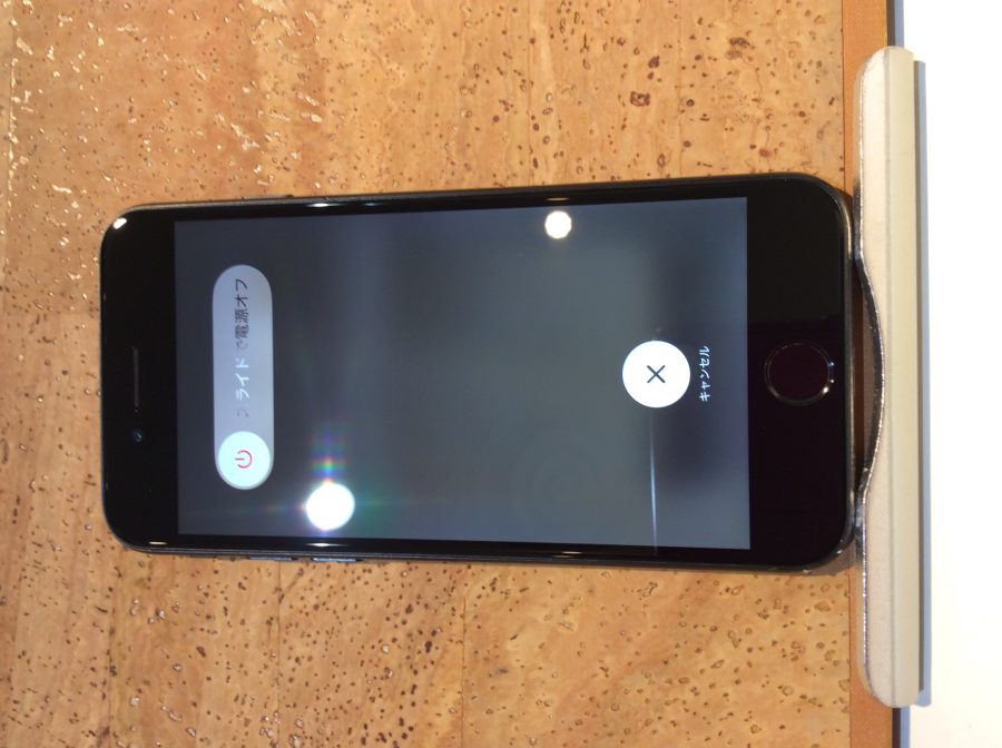 iPhone 7(アイフォン7)机の上から端末が落ちてしまい画面が割れた…(:_;)