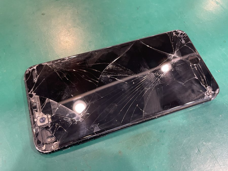 インカメラがむき出しのiPhone7Plus(アイフォン)の修理もスマホ修理工房ペリエ千葉店にお任せください！