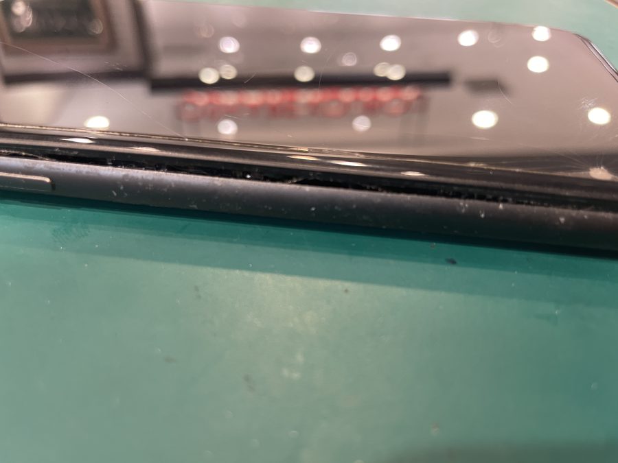 iPhone11(アイフォン)のバッテリーが膨らんで画面が浮いてしまった!?スマホ修理工房ペリエ千葉店なら即日修理対応！