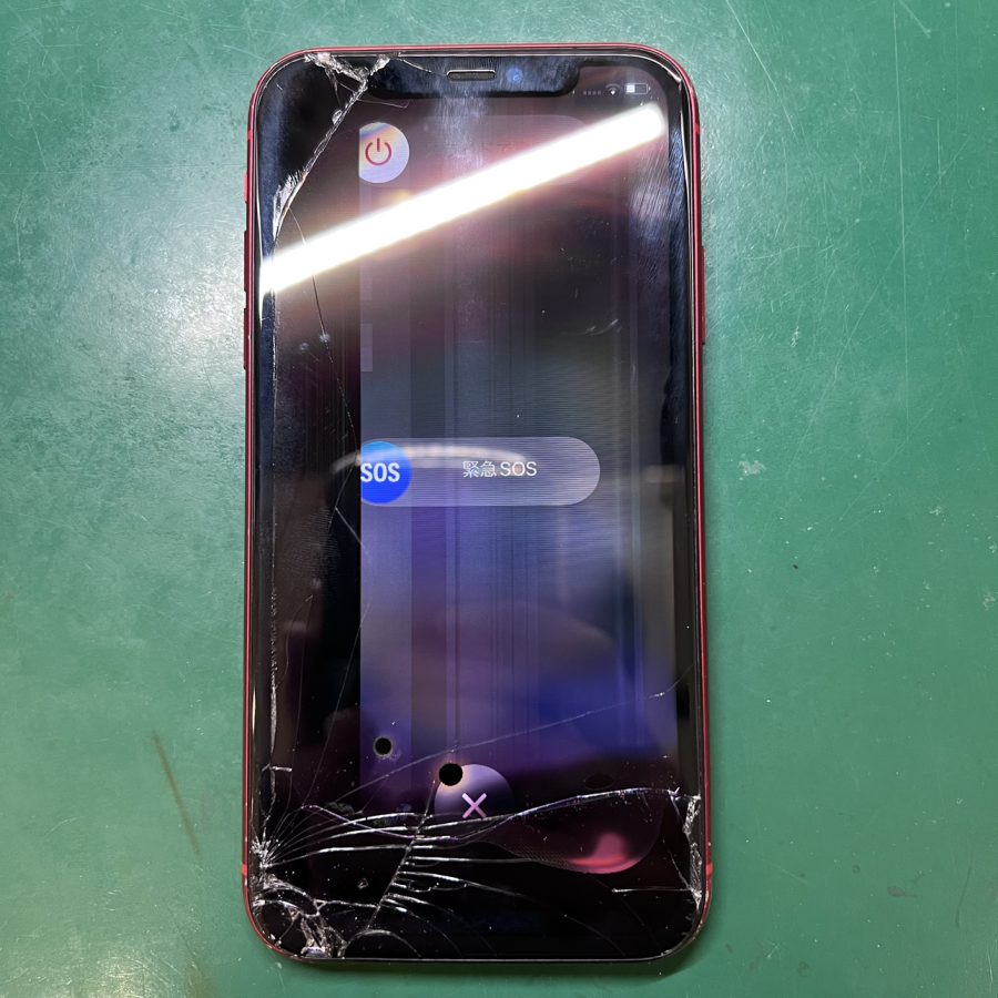 衝撃で液晶にダメージ＋色味が反転！？iPhoneXR（アイフォン）の画面修理を行いました！