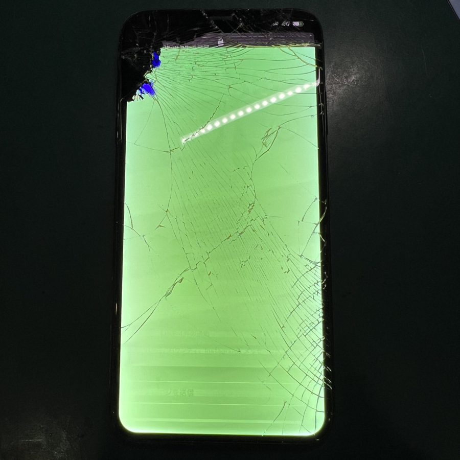 落として画面が緑に！？iPhoneXS Max(アイフォン)の液晶破損修理を行いました！