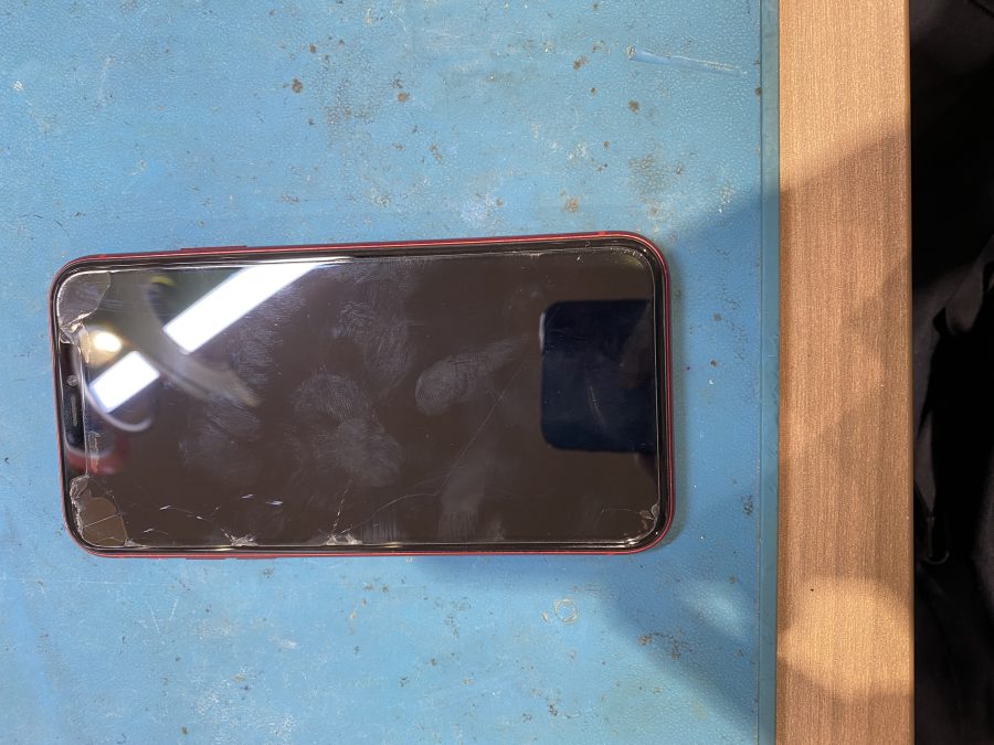液晶漏れ…画面が見えないiPhone（アイフォンイレブン）即日修理可能です!【スマホ修理工房　仙台PARCO２店】
